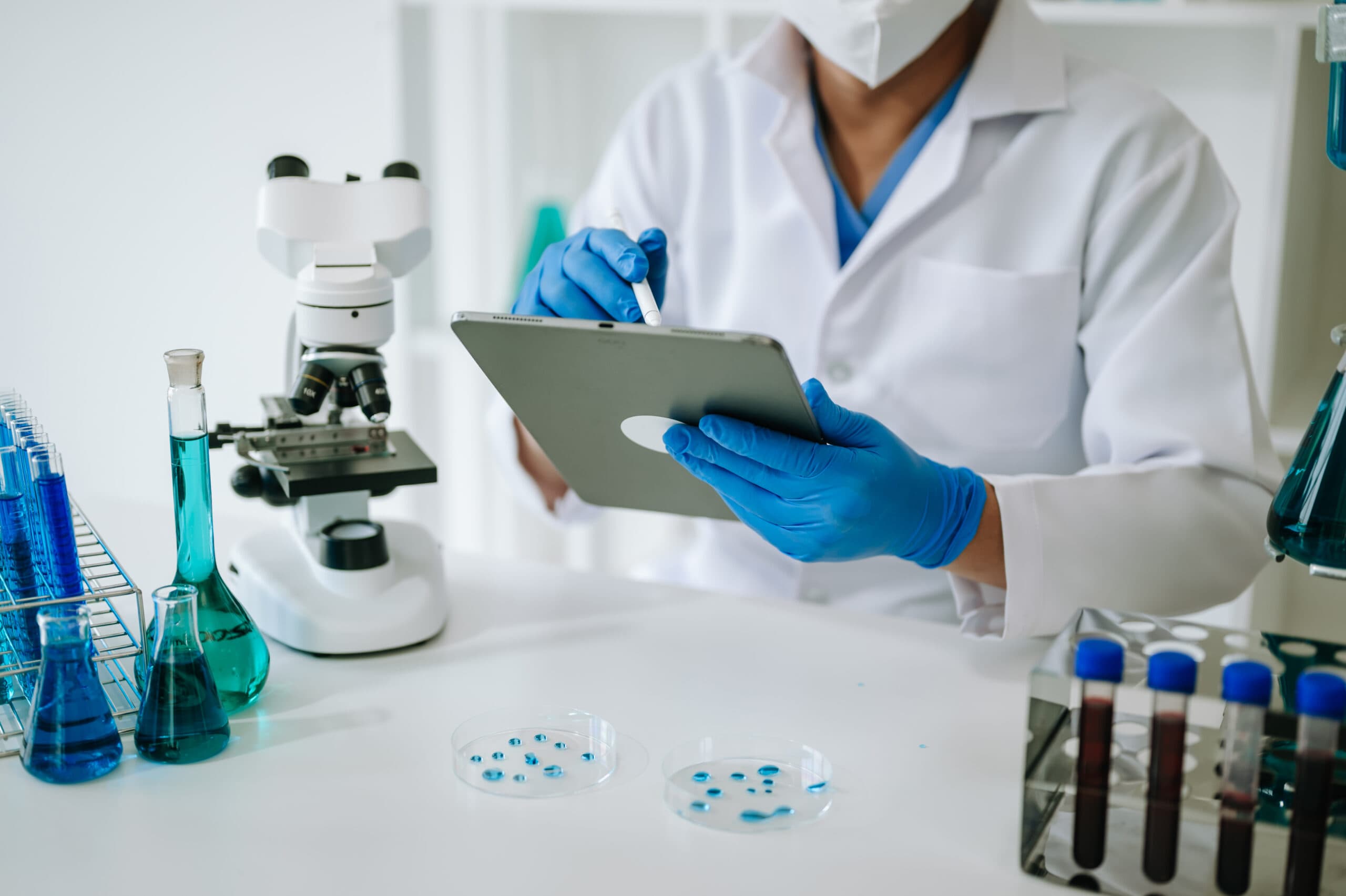 Especialista registrando información técnica en una tableta