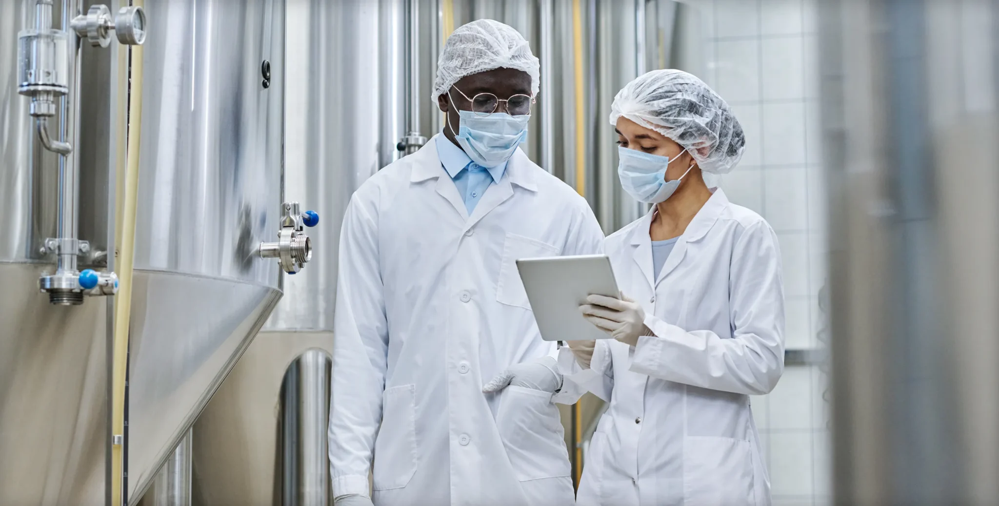 Equipo de producción revisando un proceso en planta